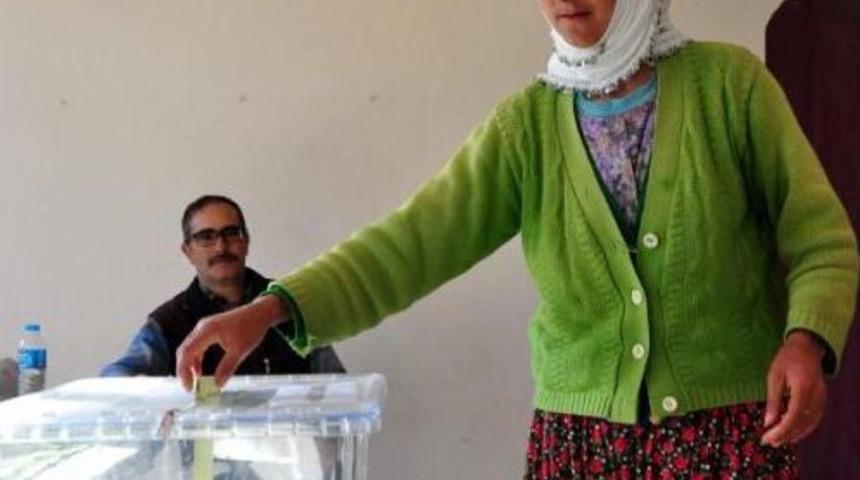 &Ccedil;anakkale'de Depremzedeler Konteyner Okullarda Oy Kullandı