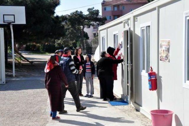 Çanakkale'de Depremzedeler Konteyner Okullarda Oy Kullandı