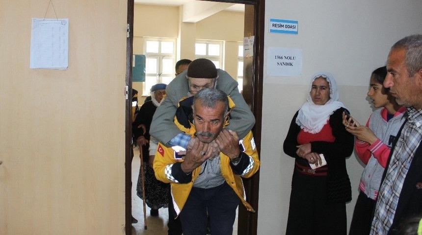 Sağlık&ccedil;ıların Sırtında Oy Kullandılar