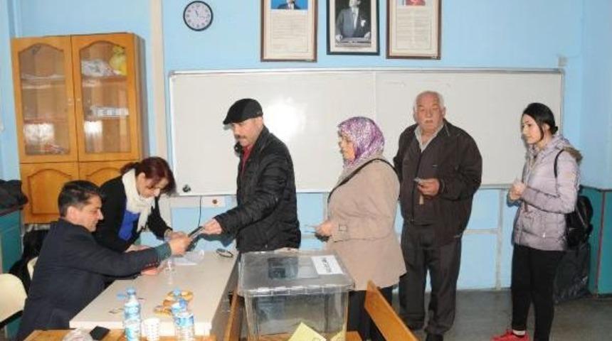 Giresun'da Oy Verme Işlemi S&uuml;r&uuml;yor