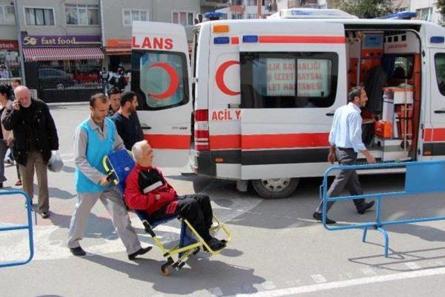 Hasta Ve Engelli Seçmenler Ambulansla Sandıklara Taşındı