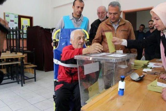 Hasta Ve Engelli Seçmenler Ambulansla Sandıklara Taşındı