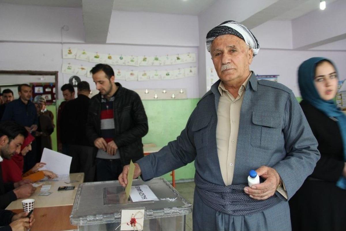 Y&ouml;resel Kıyafetlerle Sandık Başına Gittiler