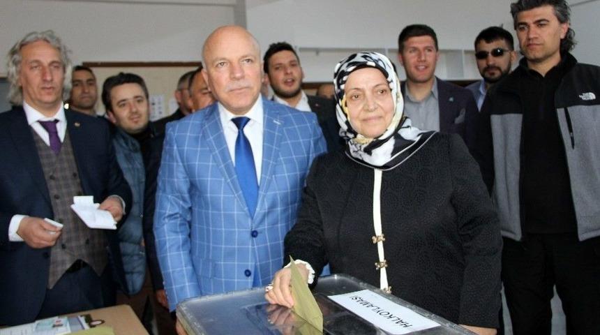 Başkan Sekmen, Oyunu Eşi İle Birlikte Kullandı