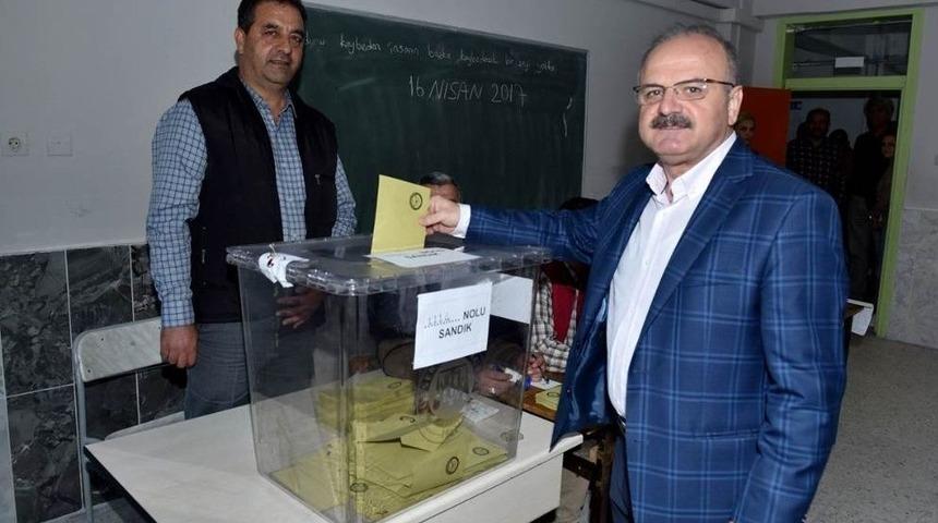 Vali &Ccedil;akacak Eşi Kevser &Ccedil;akacak İle Birlikte Oyunu Kullandı