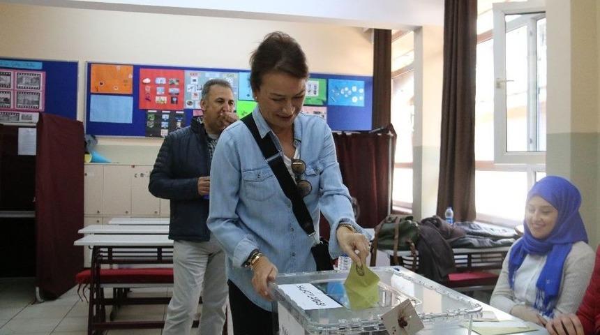 &Uuml;nl&uuml; Oyuncu Demet Akbağ, Oyunu Kullandı