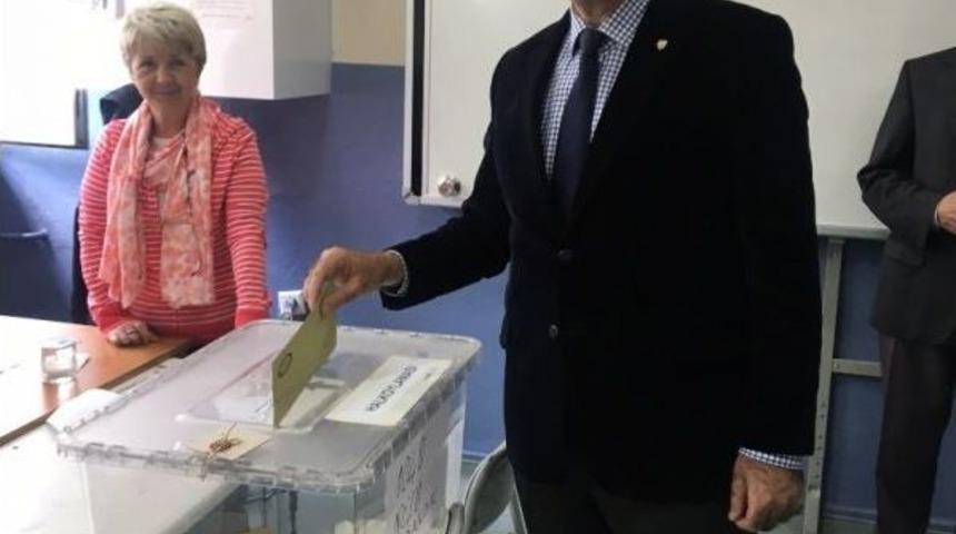 Bursa&rsquo;da Vali K&uuml;&ccedil;&uuml;k Ve Başkan Altepe Oylarını Kullandı