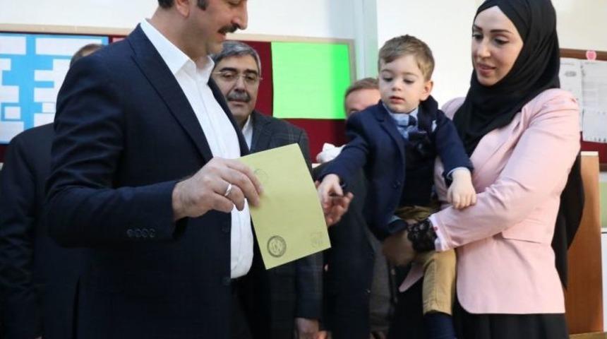 Ak Parti Genel Sekreteri Abd&uuml;lhamit G&uuml;l, Oyunu Kullandı
