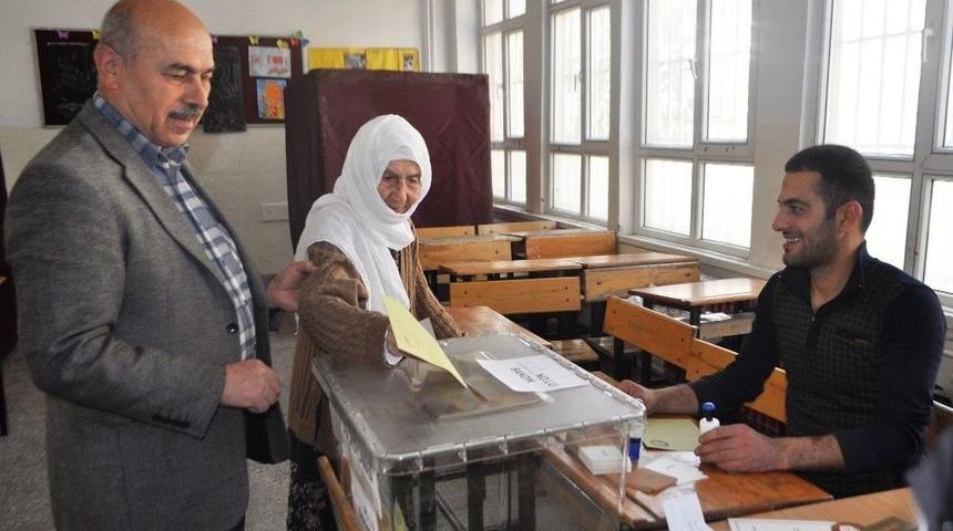 100 Yaşında Sandığa Gitti