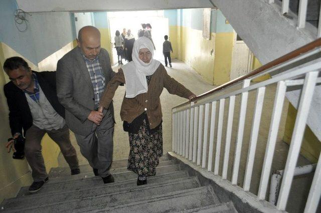 100 Yaşında Sandığa Gitti 1