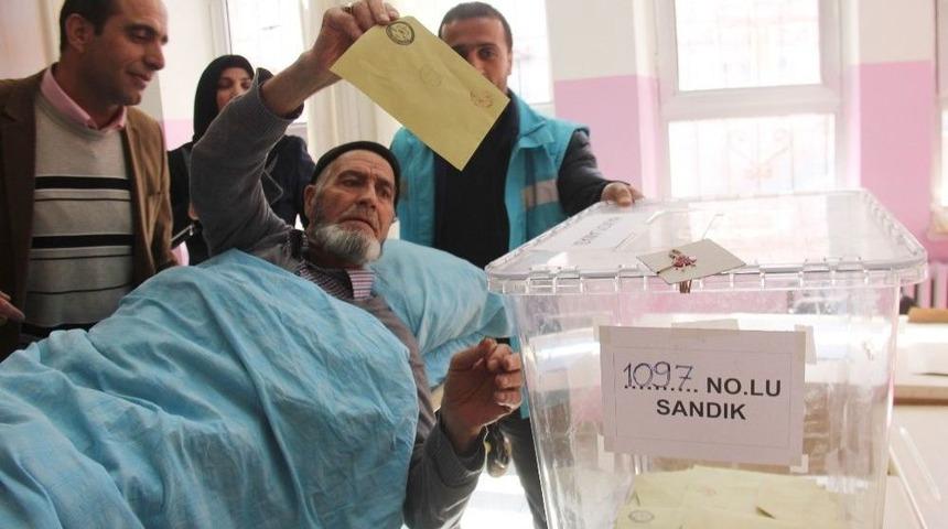 Bing&ouml;l&rsquo;de Hastalar Sandık Başına Taşınıyor