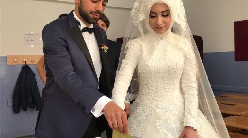 &Ccedil;orum&rsquo;da Gelin-damat Sandık Başına Giderek Oy Kullandı