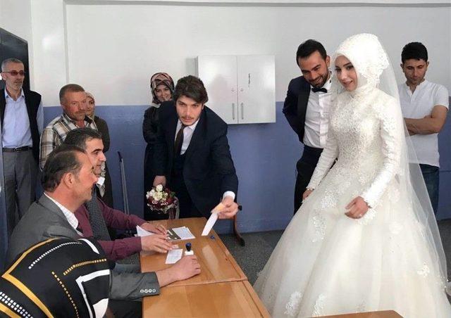 Çorum’da Gelin-damat Sandık Başına Giderek Oy Kullandı