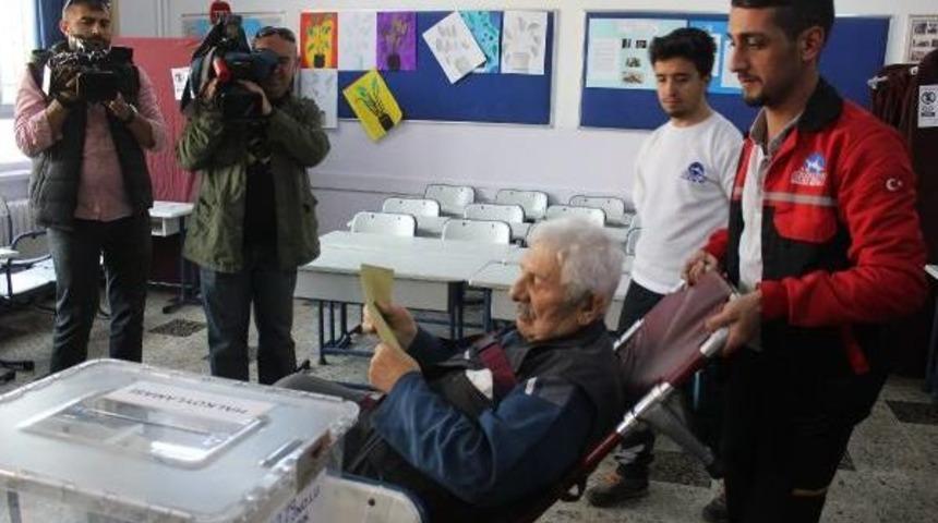 Sandık Başına Sedyeyle Getirilen 94 Yaşındaki Remzi Şirin, Oy Kullandı