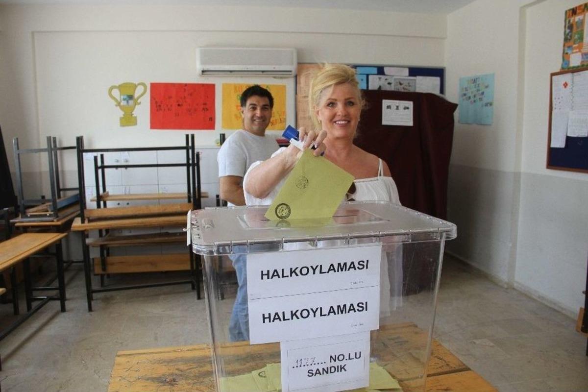 Fethiye&rsquo;de Yabancı Uyruklu Vatandaşlarda Oy Kullandı