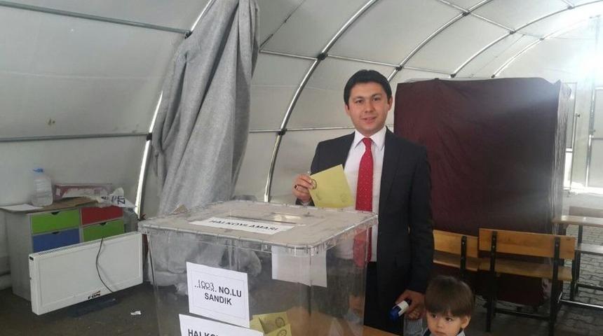 Depremzedeler &Ccedil;adırlarda Oy Kullandı