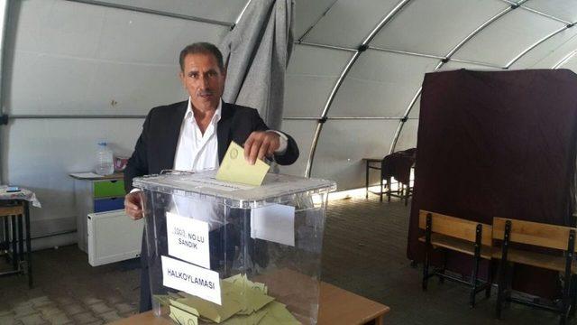 Depremzedeler &Ccedil;adırlarda Oy Kullandı 2