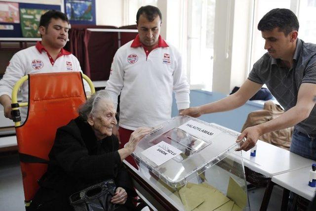 90 Yaşındaki Suzan Hanımdan Herkese Örnek Hareket