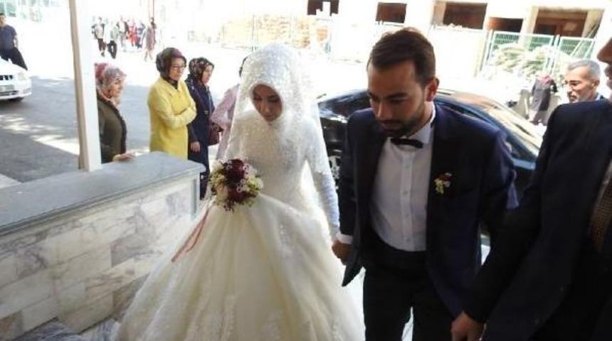 Gelin Ve Damat Oy Kullandı