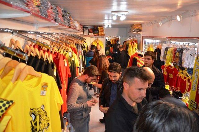 Evkur Yeni Malatyaspor&rsquo;un Lisanslı &Uuml;r&uuml;n Satış Mağazası A&ccedil;ıldı 1