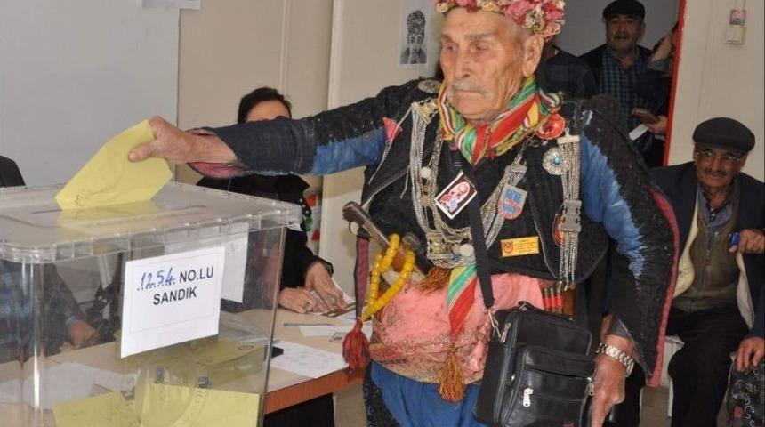 85’lik Kıbrıs Gazisi Oyunu Efe Kıyafetiyle Kutladı