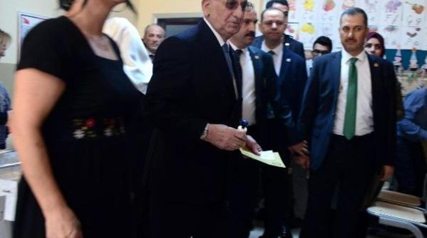 Meclis Başkanı Kahraman, Ankara'da Oy Kullandı