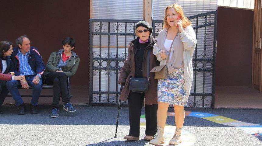 (özel Haber) Ünlü İsimler Oylarını Kullandı