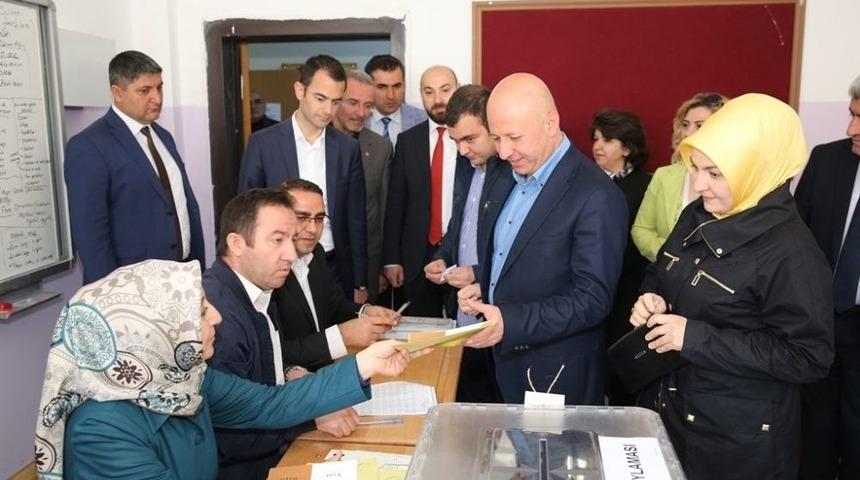 Kocasinan Belediye Başkanı &Ccedil;olakbayrakdar Oyunu Kullandı