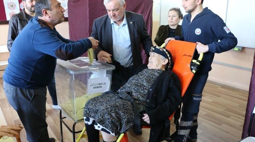 Asiye Nine Sedye İle Oy Kullandı