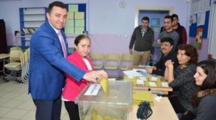 Boz&uuml;y&uuml;k Belediye Başkanı Fatih Bakıcı Oyunu Kullandı