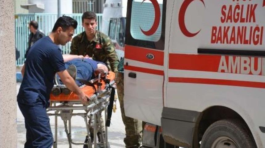 &Ccedil;ukurca'da Askeri Ara&ccedil; Kaza Yaptı; 8 Asker Hafif Yaralandı - Fotoğraf