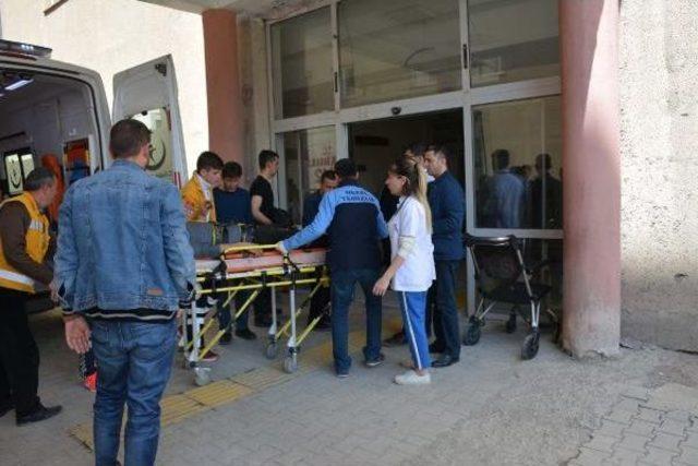 &Ccedil;ukurca da Askeri Ara&ccedil; Kaza Yaptı; 8 Asker Hafif Yaralandı - Fotoğraf 1