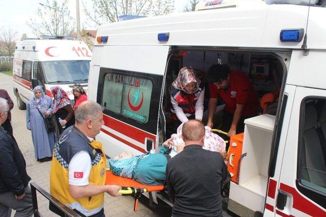 71 Yaşındaki Hasta Kadın Ambulansla Gelerek Oy Kullandı 1