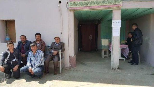 12 Se&ccedil;menli Mahallede Oy Kullanma Işlemi Tamamlandı 1