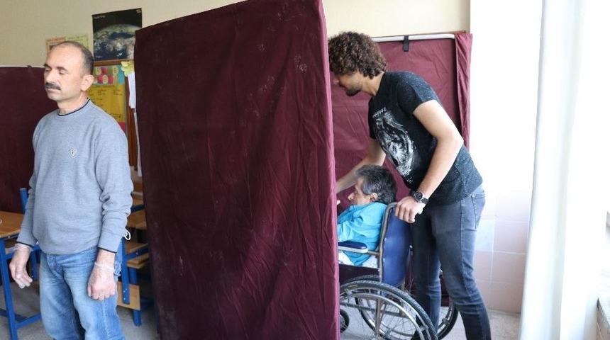 Doğuştan Kas Hastası Se&ccedil;men Tekerlekli Sandalyesi İle Oy Kullanmaya Gitti