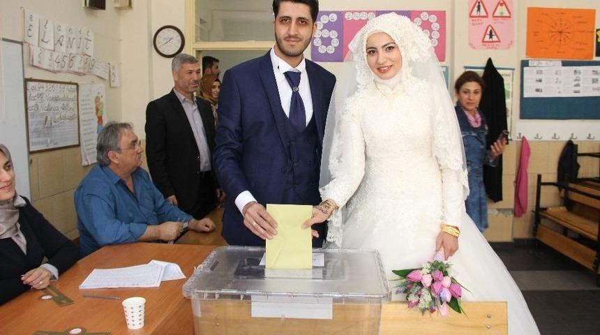 (&ouml;zel Haber) Gelin Ve Damat D&uuml;ğ&uuml;nden &Ouml;nce Sandık Başına Gitti