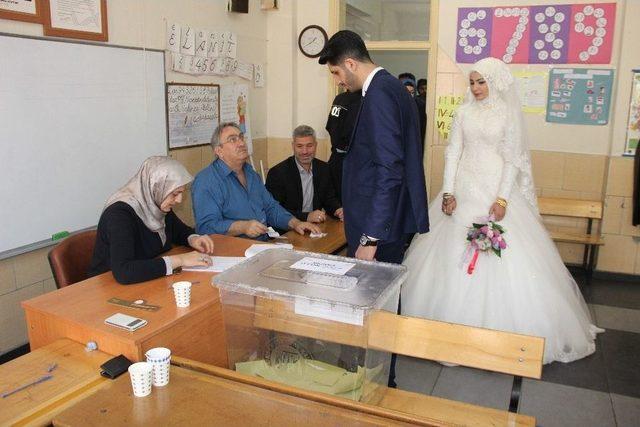 (özel Haber) Gelin Ve Damat Düğünden Önce Sandık Başına Gitti 1