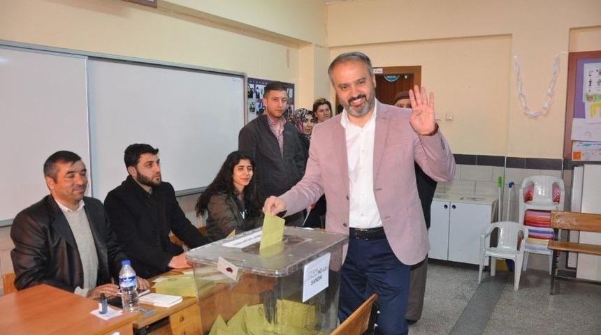 Başkan Aktaş, Oyunu Rabia İşaretiyle Kullandı