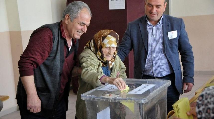 &ldquo;asırlık &Ccedil;ınarlar&rdquo; Oy Kullanmaya Geldi