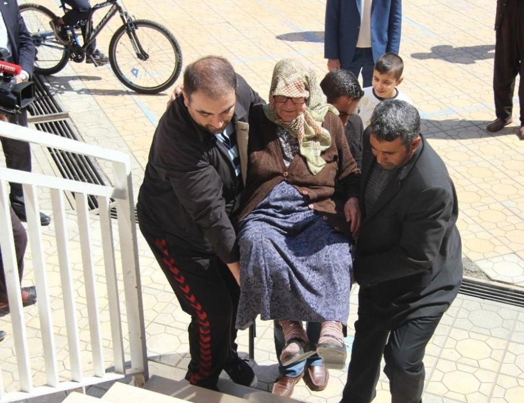 Yaşlı Kadın Sağlık G&ouml;revlilerinin Kollarında Sandığa Gitti