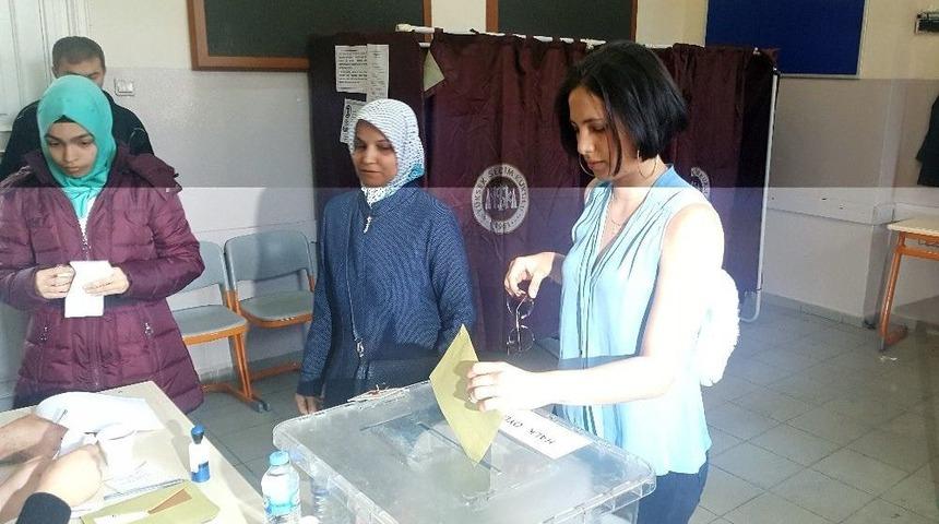 (&ouml;zel Haber) H&uuml;lya Avşar&rsquo;ın Kızı Zehra&rsquo;nın İlk Oy Şaşkınlığı