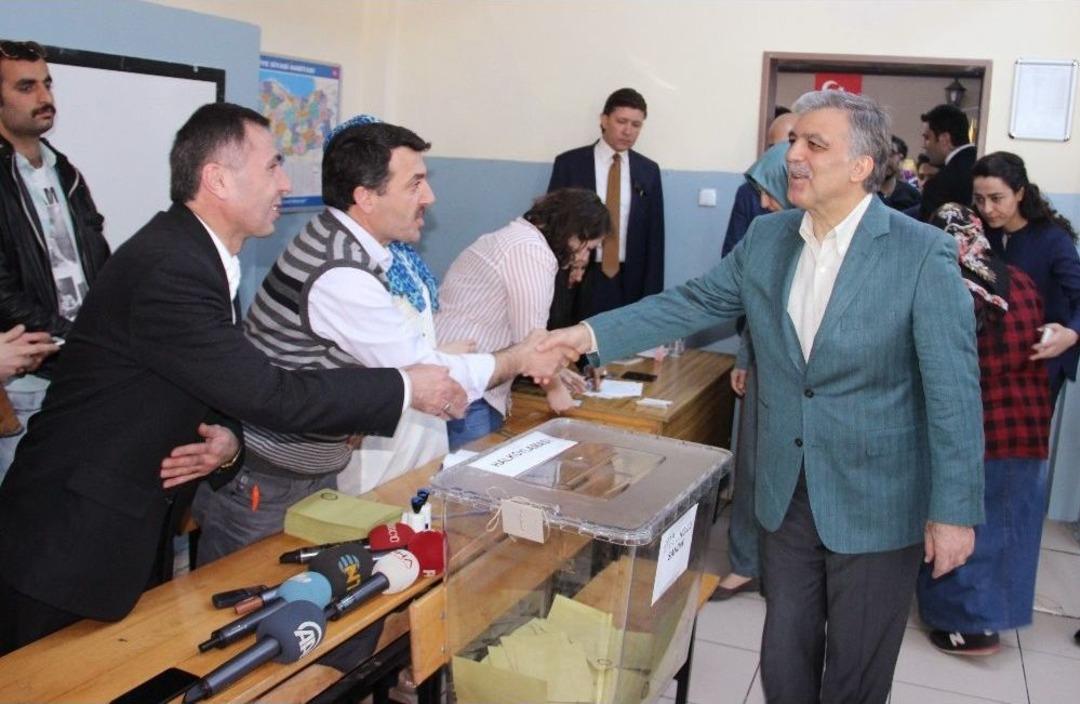 Eski Cumhurbaşkanı G&uuml;l, Oyunu Eşi İle Birlikte Beykoz&rsquo;da Kullandı