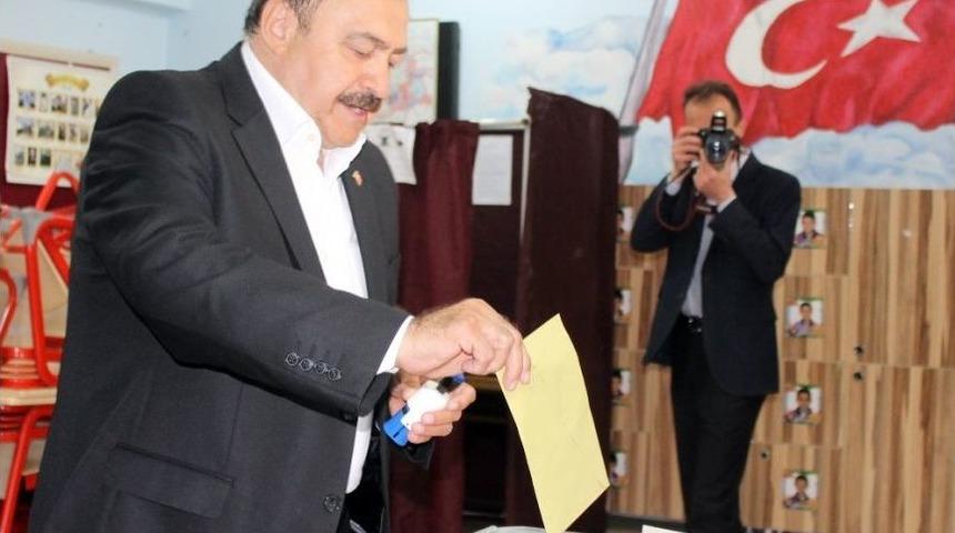 Bakan Eroğlu, Oyunu Memleketi Afyonkarahisar&rsquo;da Kullandı