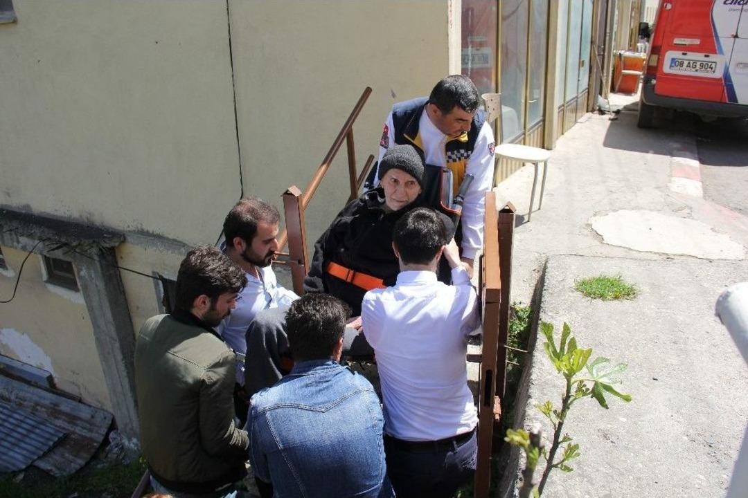 Artvin&rsquo;de 82 Yaşındaki Fel&ccedil; Hastası Oy Kullanmaya Ambulansla Getirildi