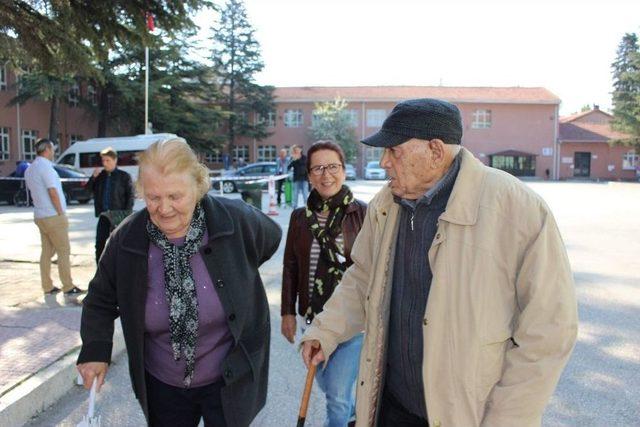 Oy Kullanma İsteği Engel Tanımadı 1