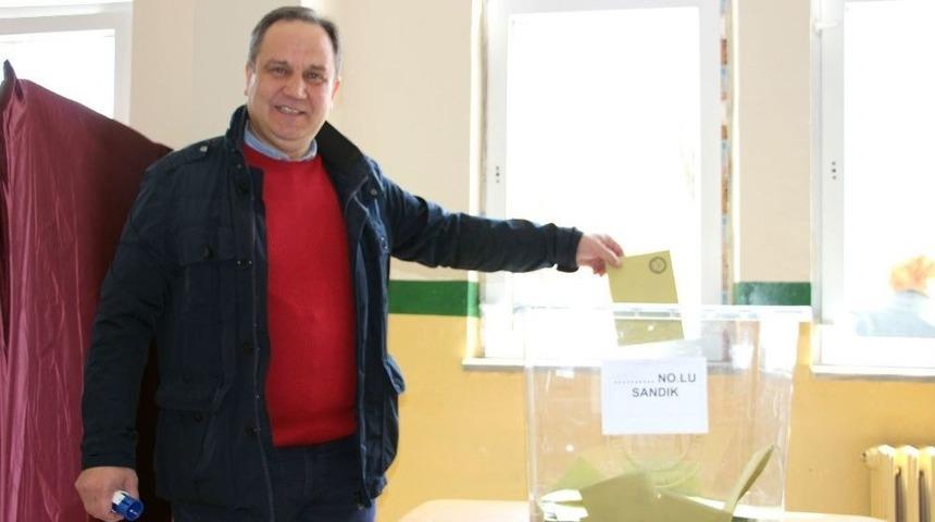 Giresun&rsquo;da Vali Ve Belediye Başkanı Oylarını Kullandı