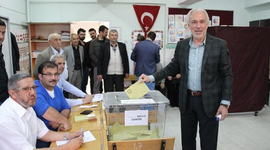 Başkan Kamil Sara&ccedil;oğlu Oyunu Emine Arıoğul İlkokulunda Kullandı