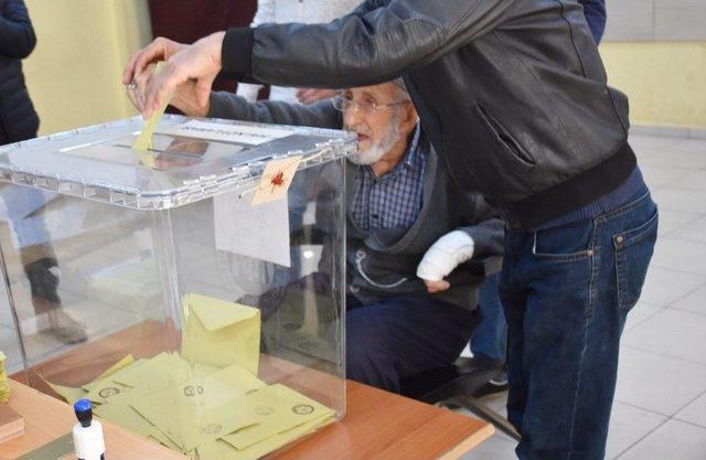 93 Yaşında, Tekerlekli Sandalyeyle Oy Kullandı