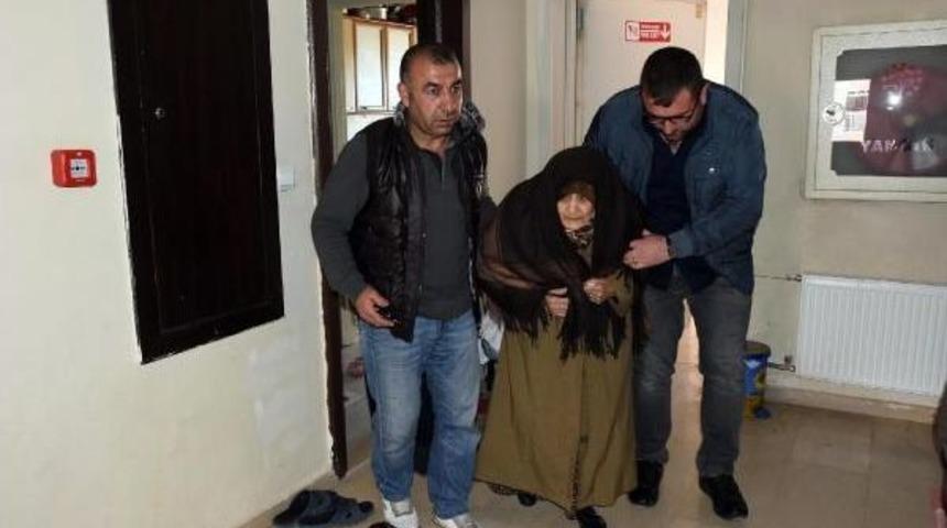 Van'da 89 Yaşındaki Kadın, G&ouml;revlilerin Yardımıyla Sandık Başına Geldi