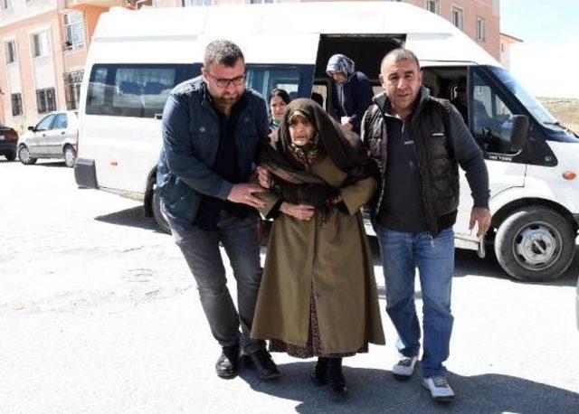 Van'da 89 Yaşındaki Kadın, Görevlilerin Yardımıyla Sandık Başına Geldi